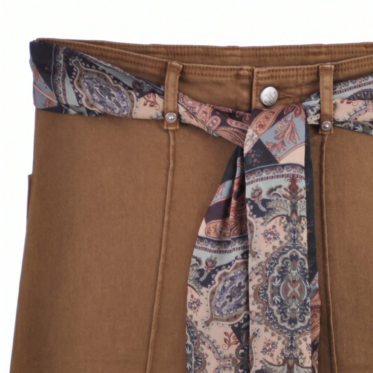Jeans con cintura paisley