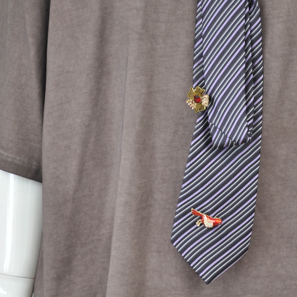 T-shirt con Cravatta e perle