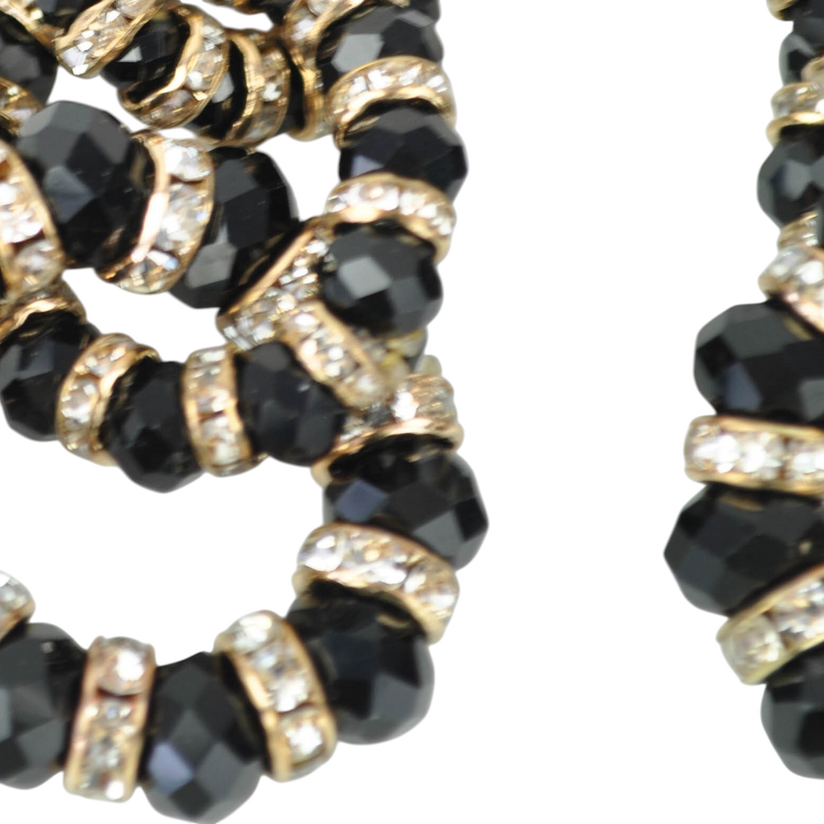Orecchini a cerchio Peg Fashion Store intrecciati con perline nere sfaccettate e dettagli in strass dorati
