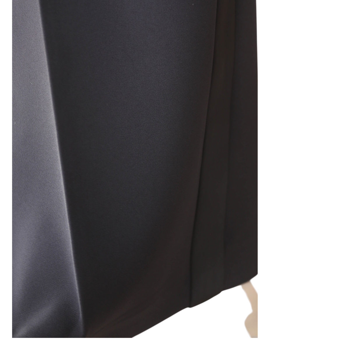 Pantaloni Audrey neri di Peg Fashion Store, dettaglio del tessuto liscio e sartoriale con piega centrale