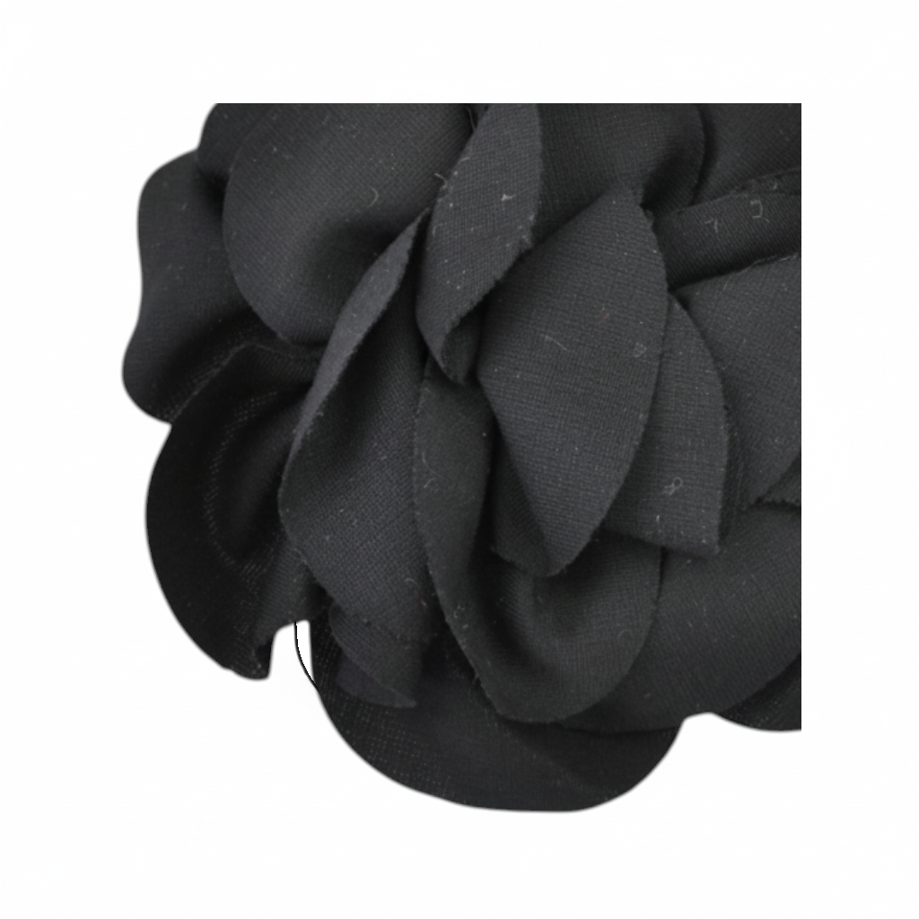 Spilla fiore nera in tessuto di Peg Fashion Store, accessorio elegante a forma di rosa con petali sovrapposti.
