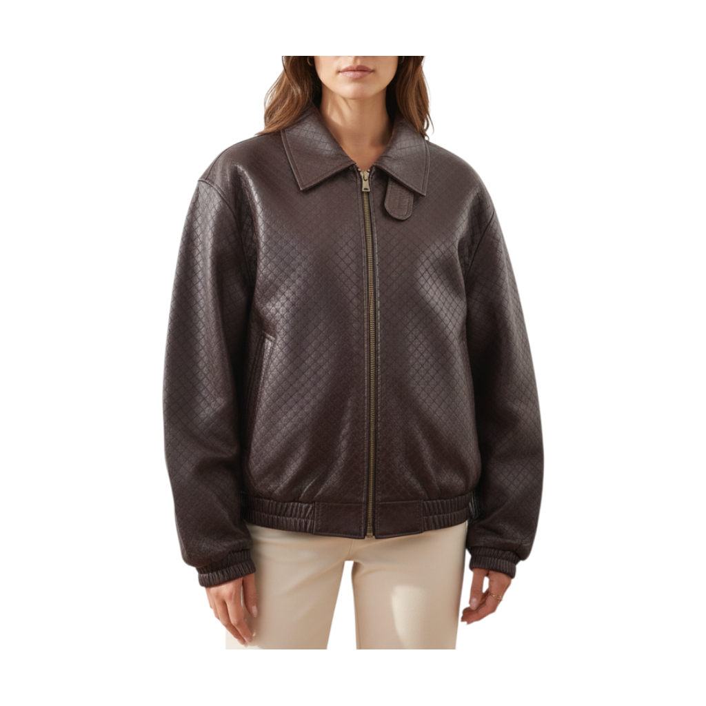 Modella indossa un bomber tecnico marrone con motivo intrecciato di Peg Fashion Store, chiusura con zip e colletto.