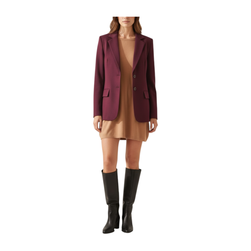 Modella indossa una giacca Peg Fashion Store bordeaux in tessuto spigato sopra un abito beige e stivali neri