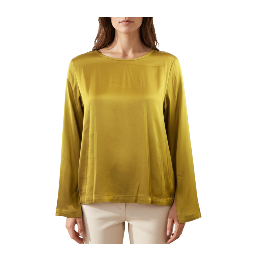 Modella indossa una t-shirt a manica lunga in raso color oro di Peg Fashion Store con taglio dritto ed elegante