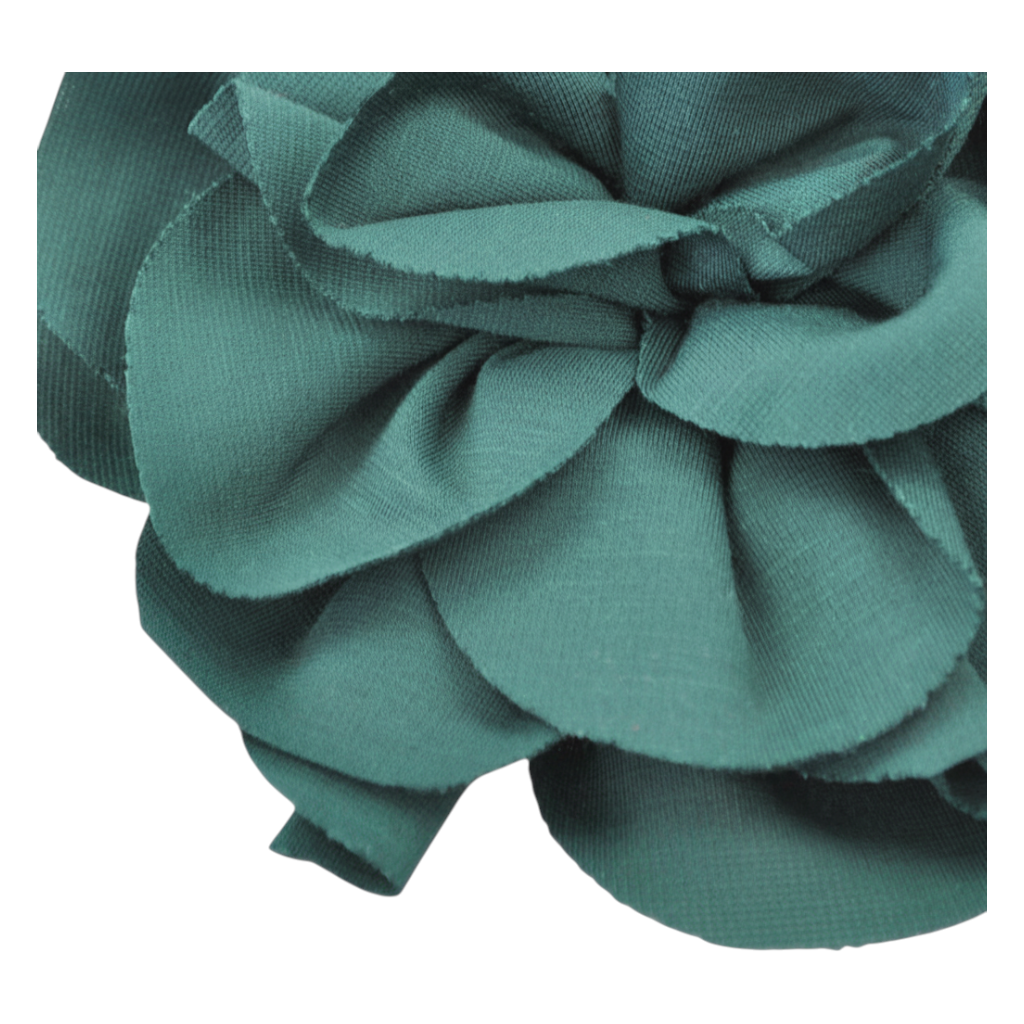 Spilla a fiore Peg Fashion Store in tessuto verde petrolio con petali stratificati dal design tridimensionale
