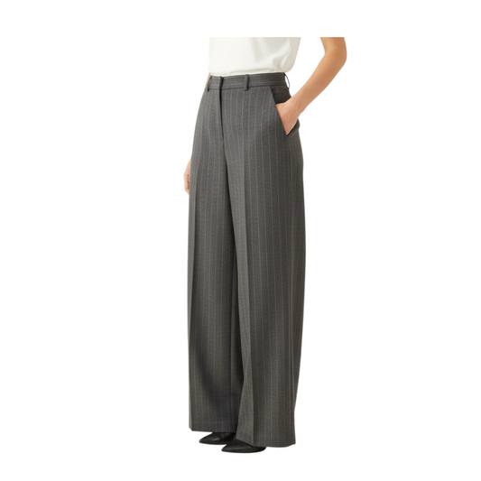 Pantaloni ampi e fluidi a righe grigi firmati Peg Fashion Store, dal taglio sartoriale e vestibilità confortevole.