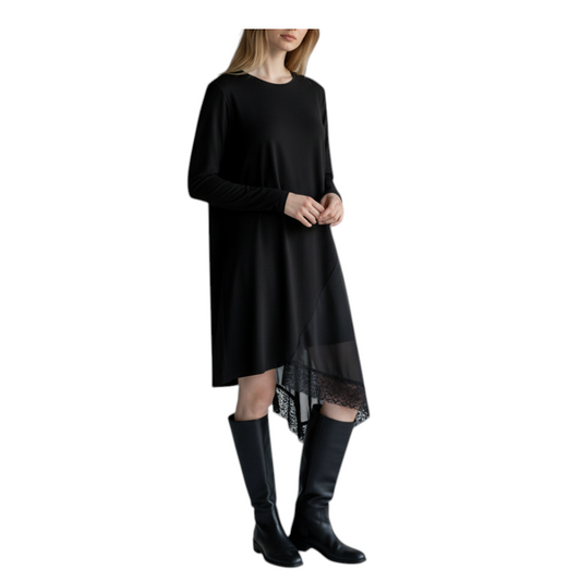 Modella indossa abito nero Peg Fashion Store in punto Milano con orlo asimmetrico in pizzo e stivali alti