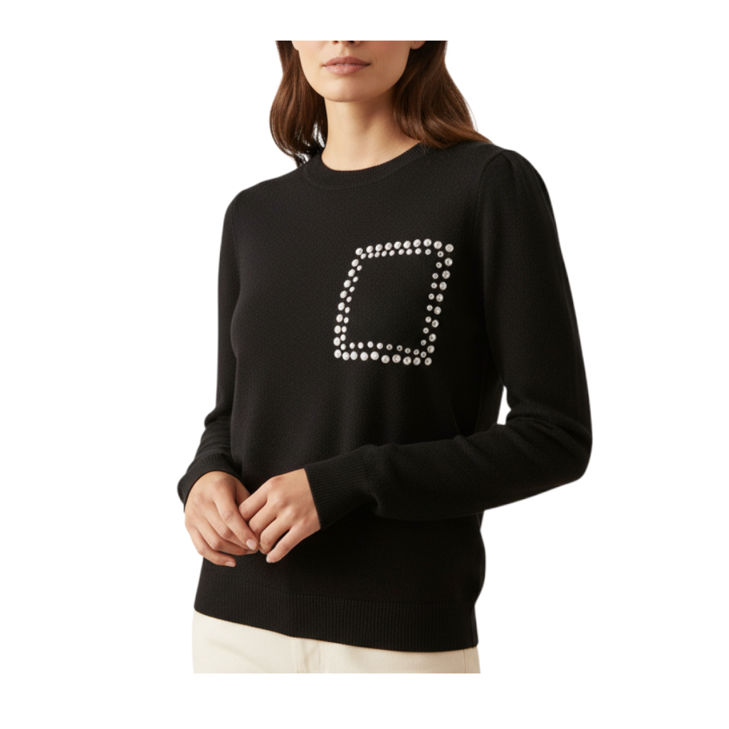 Maglia nera Peg Fashion Store con girocollo e taschino decorato da borchie argentate su sfondo bianco