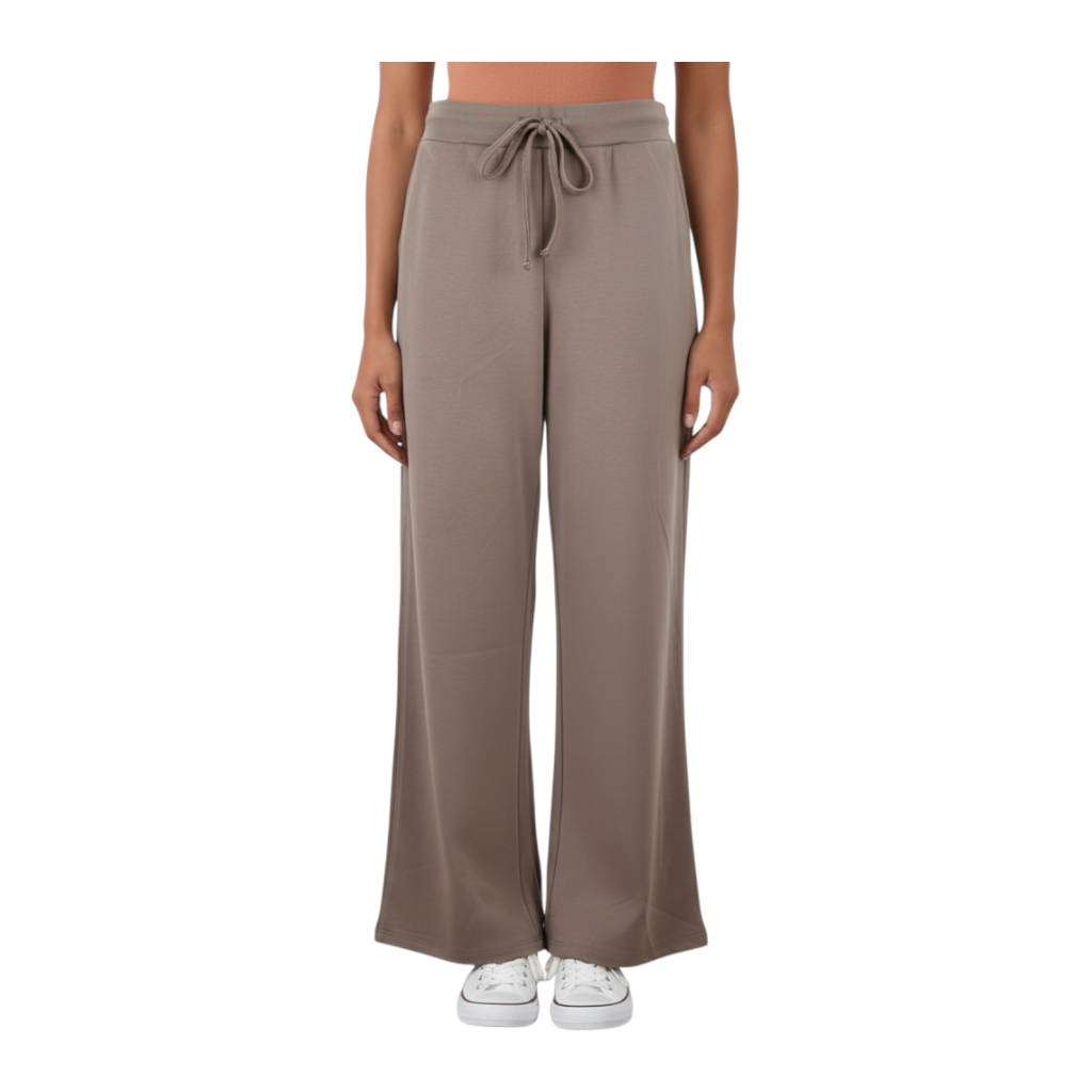 Pantalone Peg Fashion Store in tessuto color tortora a gamba larga con coulisse in vita indossato da una modella