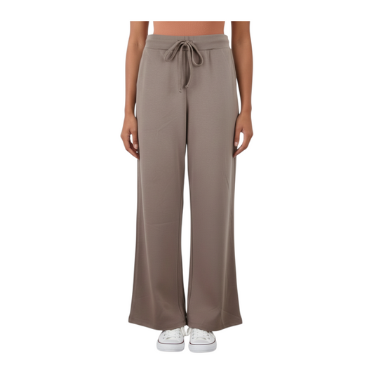 Pantalone Peg Fashion Store in tessuto color tortora a gamba larga con coulisse in vita indossato da una modella