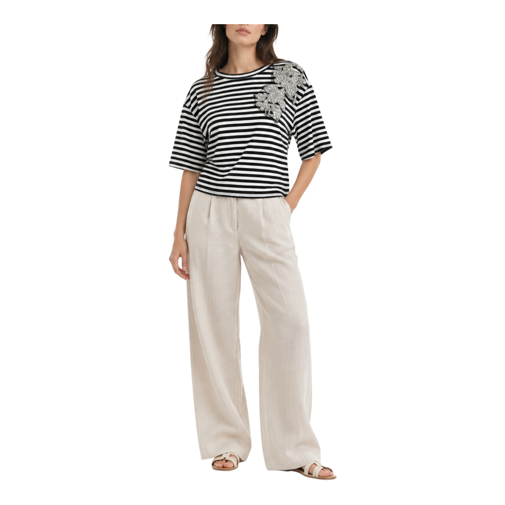 T-shirt a righe Peg Fashion Store con ricami, strass e cintura regolabile, indossata con pantaloni ampi beige