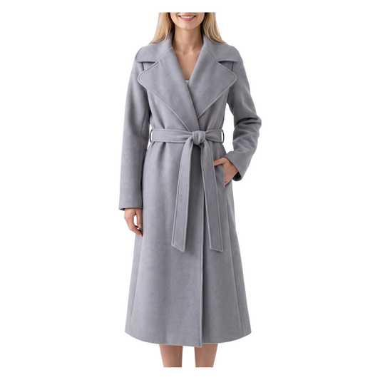 Modella indossa un cappotto lungo a vestaglia grigio Peg Fashion Store con cintura in vita e ampi revers