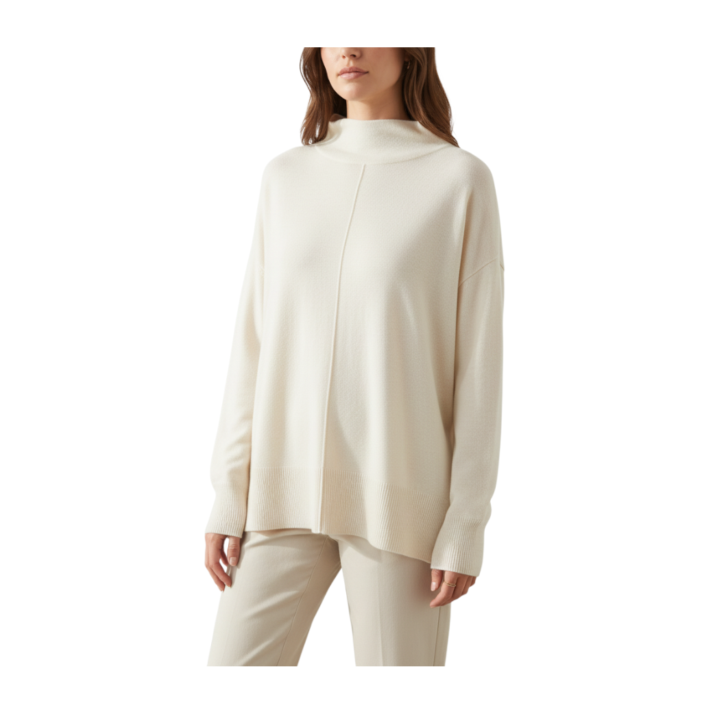 Modella indossa maglia oversize color crema in lana vergine con collo alto firmata Peg Fashion Store
