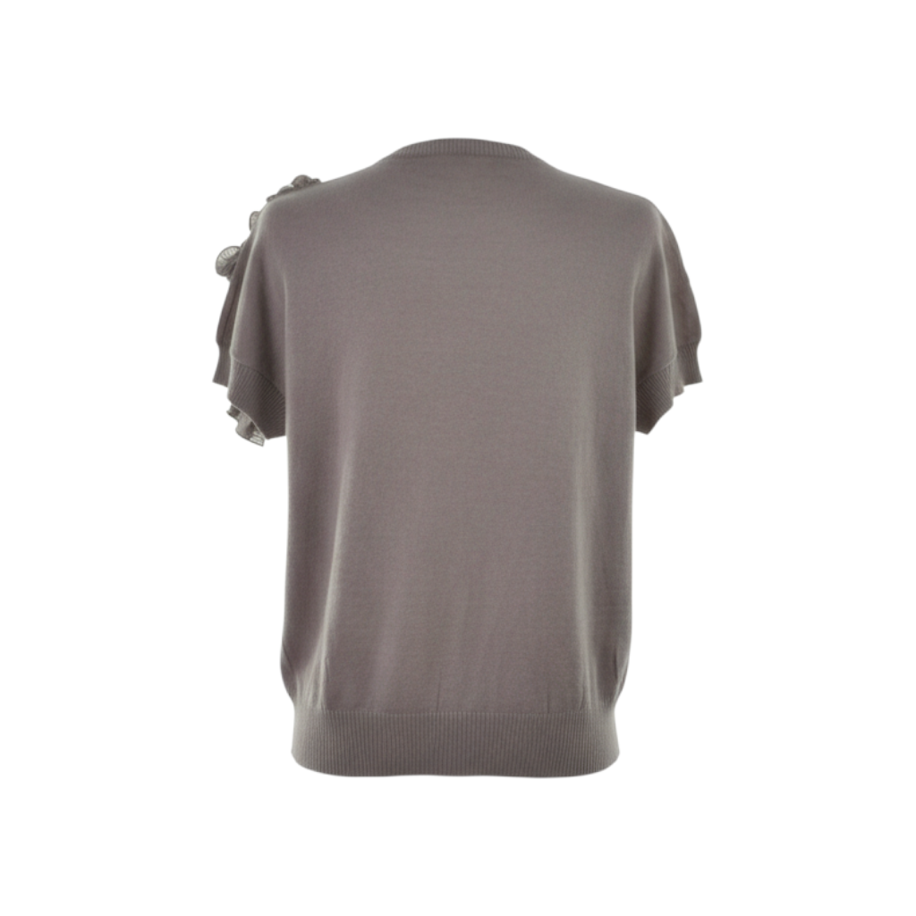 Vista posteriore della maglia smanicata Peg Fashion Store color tortora con dettagli in organza sulla spalla