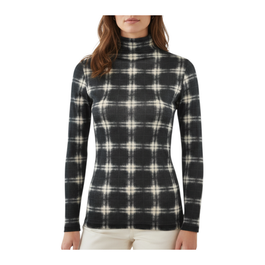 Modella indossa una maglia a collo alto in cachemire Peg Fashion Store con motivo a quadri bianco e nero