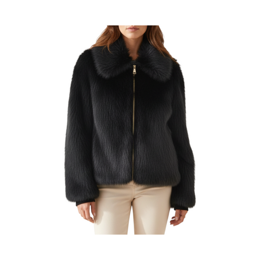 Giacca in ecopelliccia nera con zip centrale di Peg Fashion Store, dal taglio corto e colletto ampio e morbido.