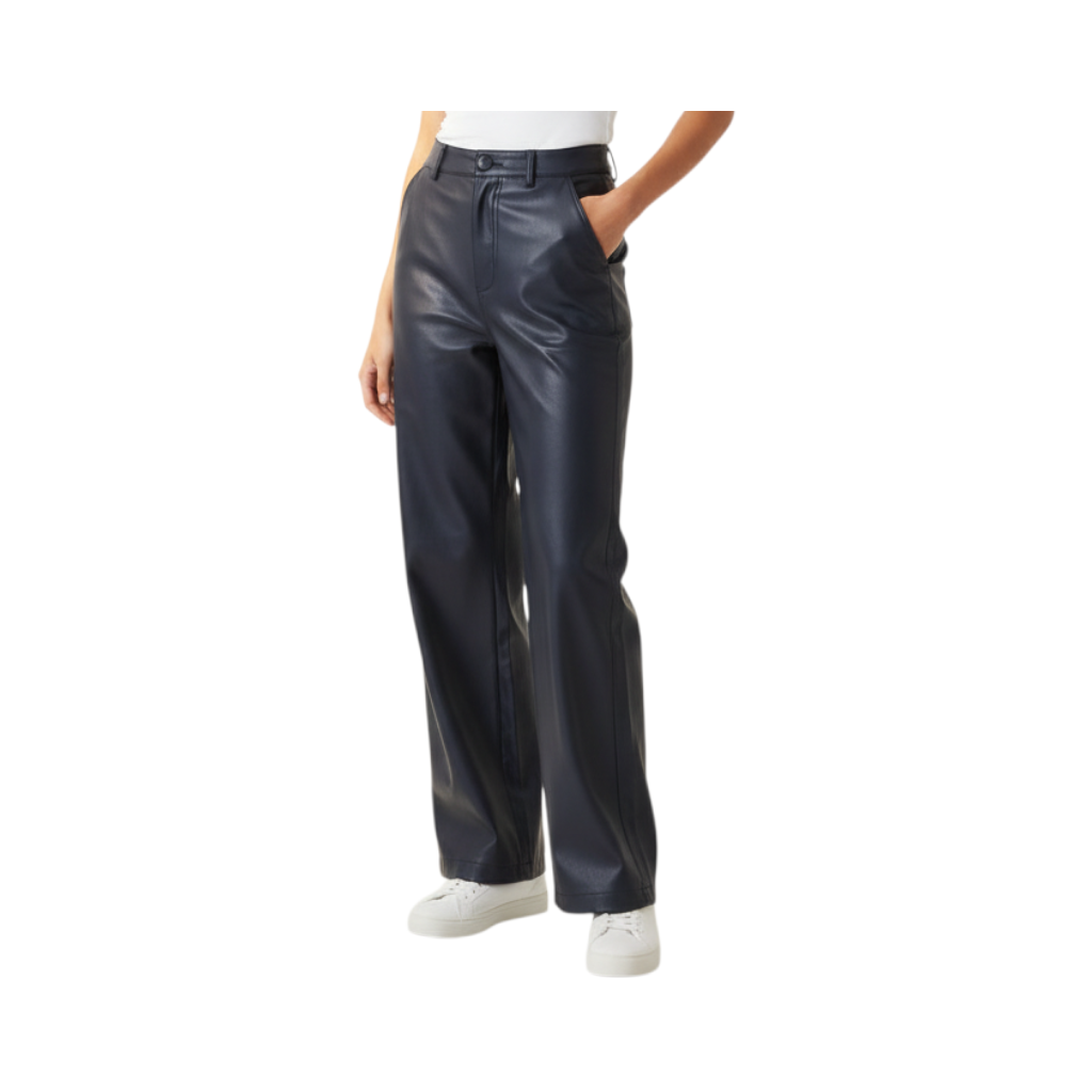 Pantalone dritto in ecopelle blu scuro indossato da una modella, collezione Peg Fashion Store
