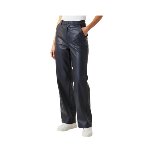 Pantalone dritto in ecopelle blu scuro indossato da una modella, collezione Peg Fashion Store