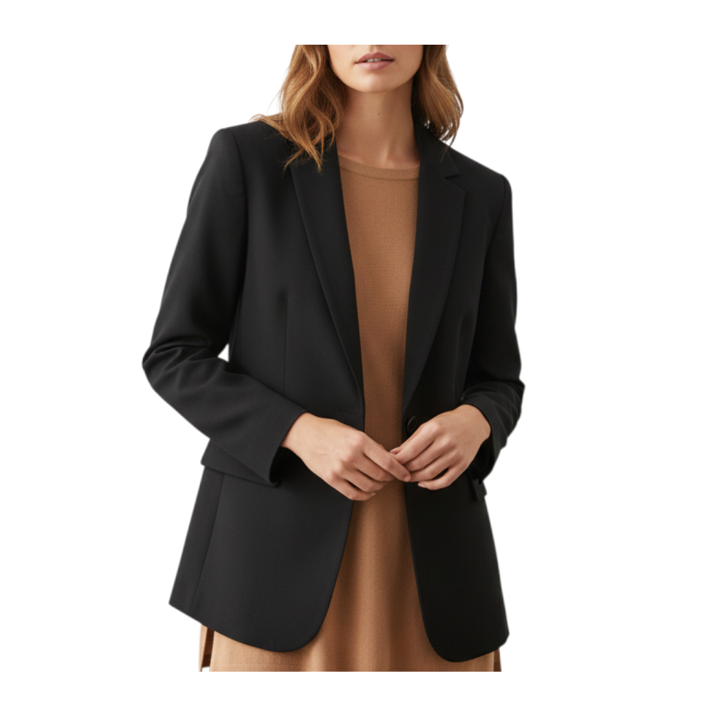 Blazer nero Peg Fashion Store con due bottoni e tasche strutturate, indossato sopra un abito color cammello