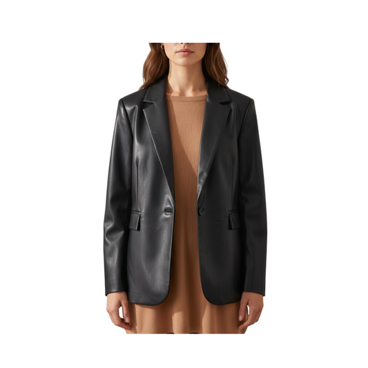 Modella indossa un blazer nero in ecopelle Peg Fashion Store con revers classici e chiusura a bottone singolo