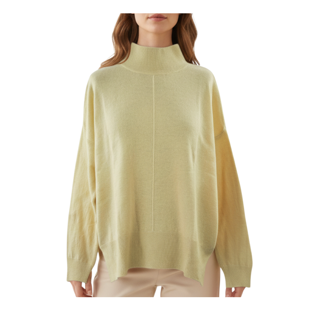 Maglia oversize Anitiè in lana vergine color verde pastello con collo alto, indossata da una modella