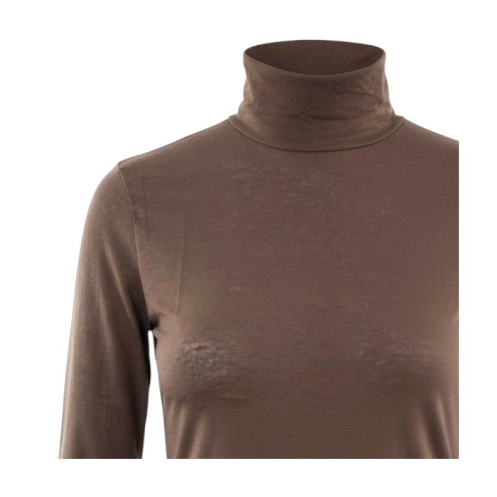 Maglia dolcevita in morbido cachemire marrone di Peg Fashion Store, design a maniche lunghe e collo alto.
