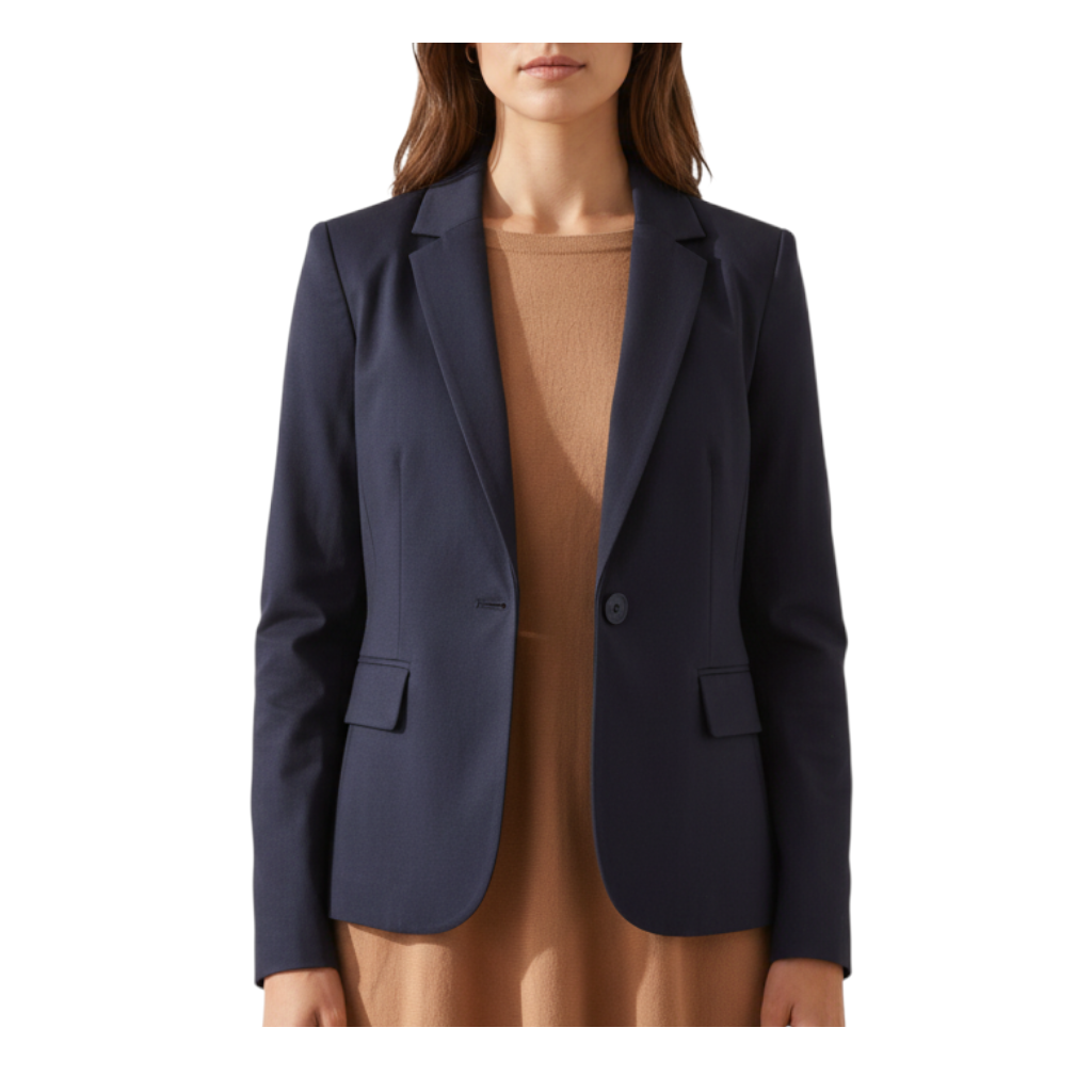 Modella indossa blazer blu scuro Peg Fashion Store con due bottoni e tasche strutturate su maglia color cammello