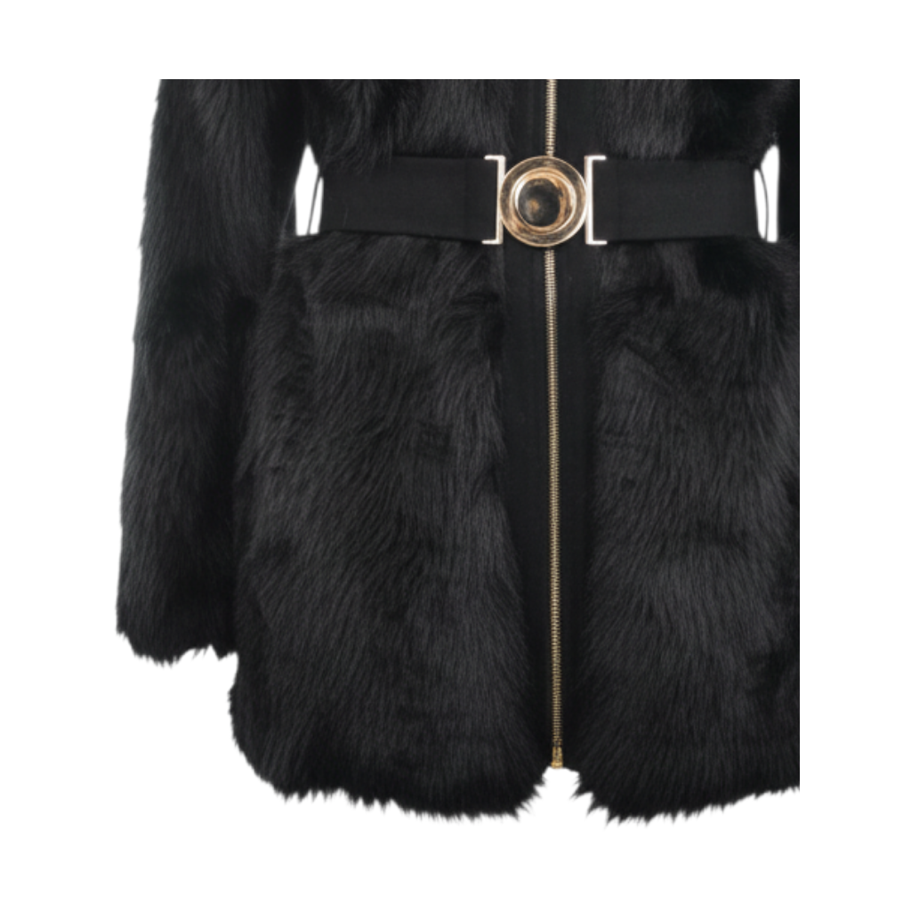 Pelliccia lunga nera Peg Fashion Store con cintura elastica e fibbia dorata