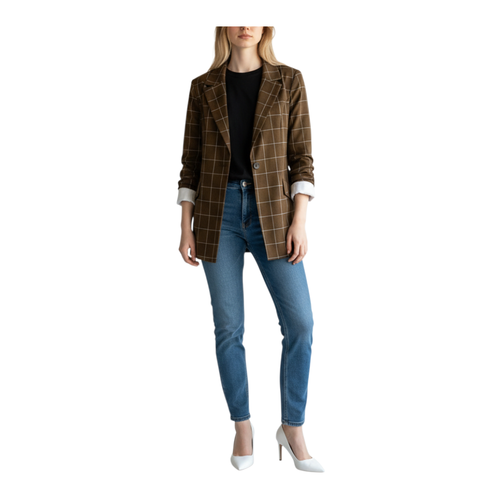 Modella indossa blazer a quadri marrone con polsini bianchi risvoltati di Peg Fashion Store, jeans e tacchi bianchi