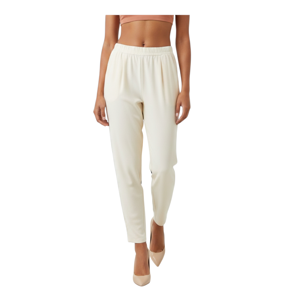 Pantalone a vita alta Peg Fashion Store color crema con pieghe frontali e vestibilità rilassata su modella