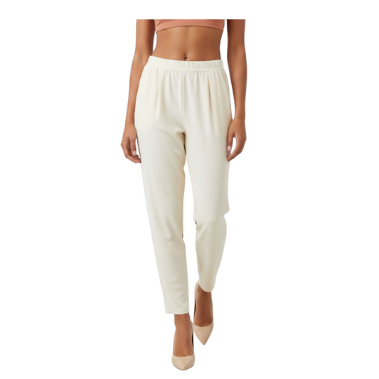 Pantalone a vita alta Peg Fashion Store color crema con pieghe frontali e vestibilità rilassata su modella