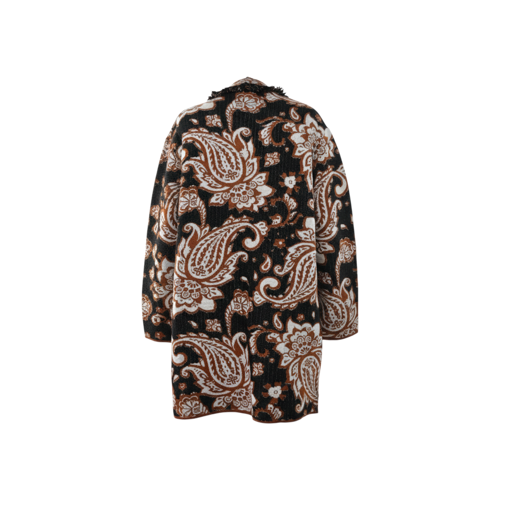 Giacca lunga Peg Fashion Store con motivo paisley bianco e nero e dettagli a frange, vista posteriore