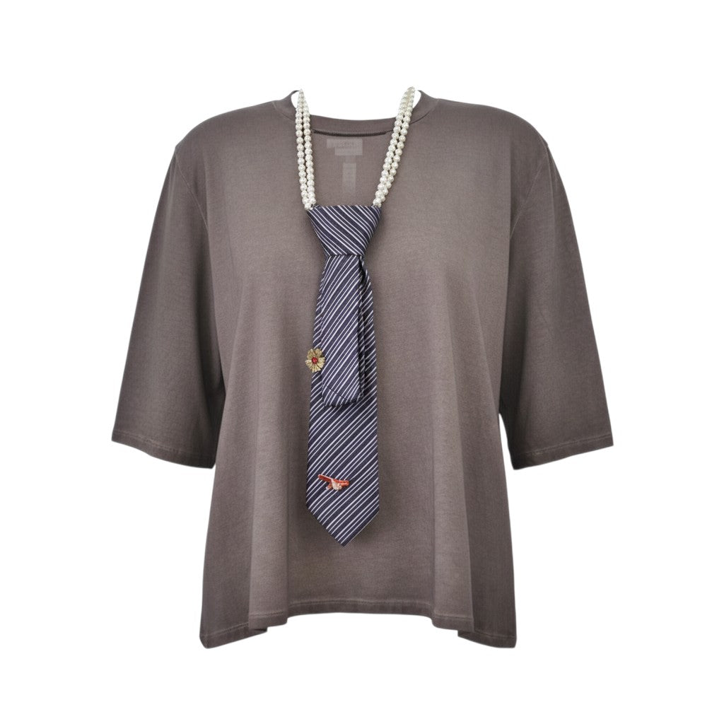 T-shirt con Cravatta e perle