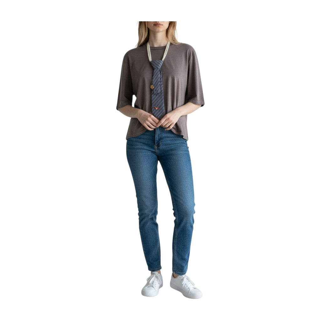 T-shirt con Cravatta e perle