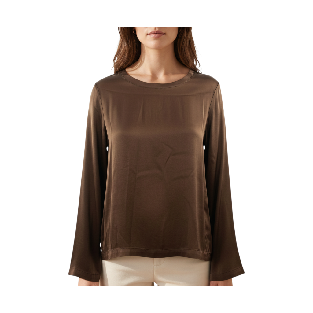 T-shirt a manica lunga in raso marrone di Peg Fashion Store indossata da una modella