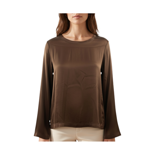T-shirt a manica lunga in raso marrone di Peg Fashion Store indossata da una modella