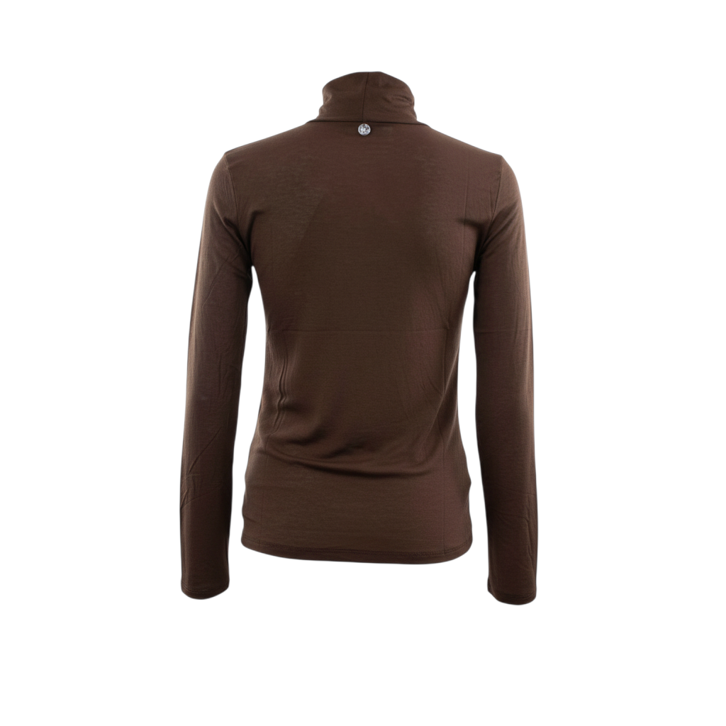 Vista posteriore di un maglione dolcevita in cachemire marrone di Peg Fashion Store con dettaglio bottone sul collo