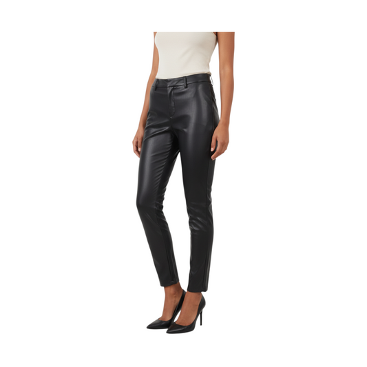 Leggings in ecopelle nera Peg Fashion Store con vita alta e taglio aderente indossati con tacchi a spillo