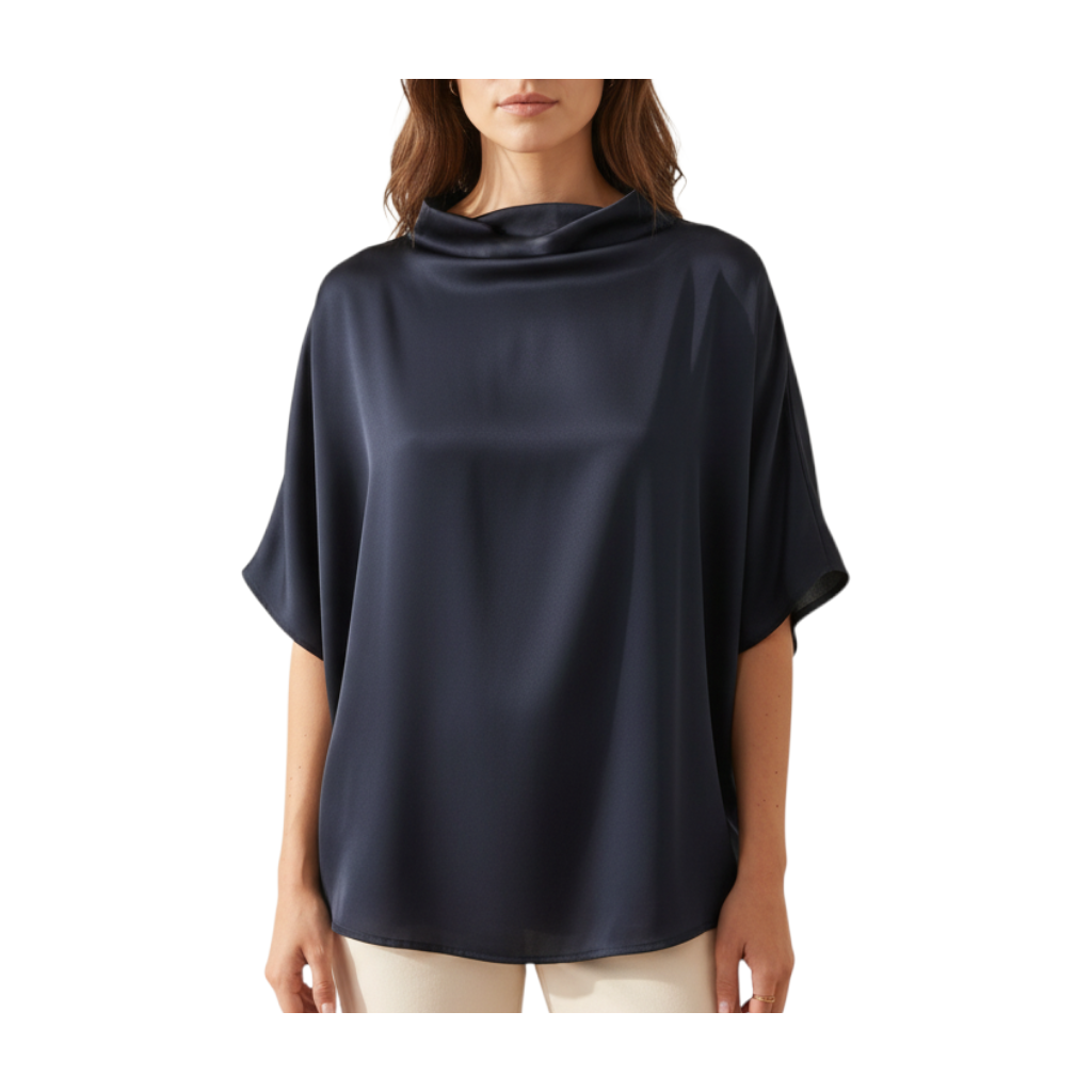 Modella indossa una blusa morbida blu scuro in tessuto satinato con maniche corte, firmata Peg Fashion Store