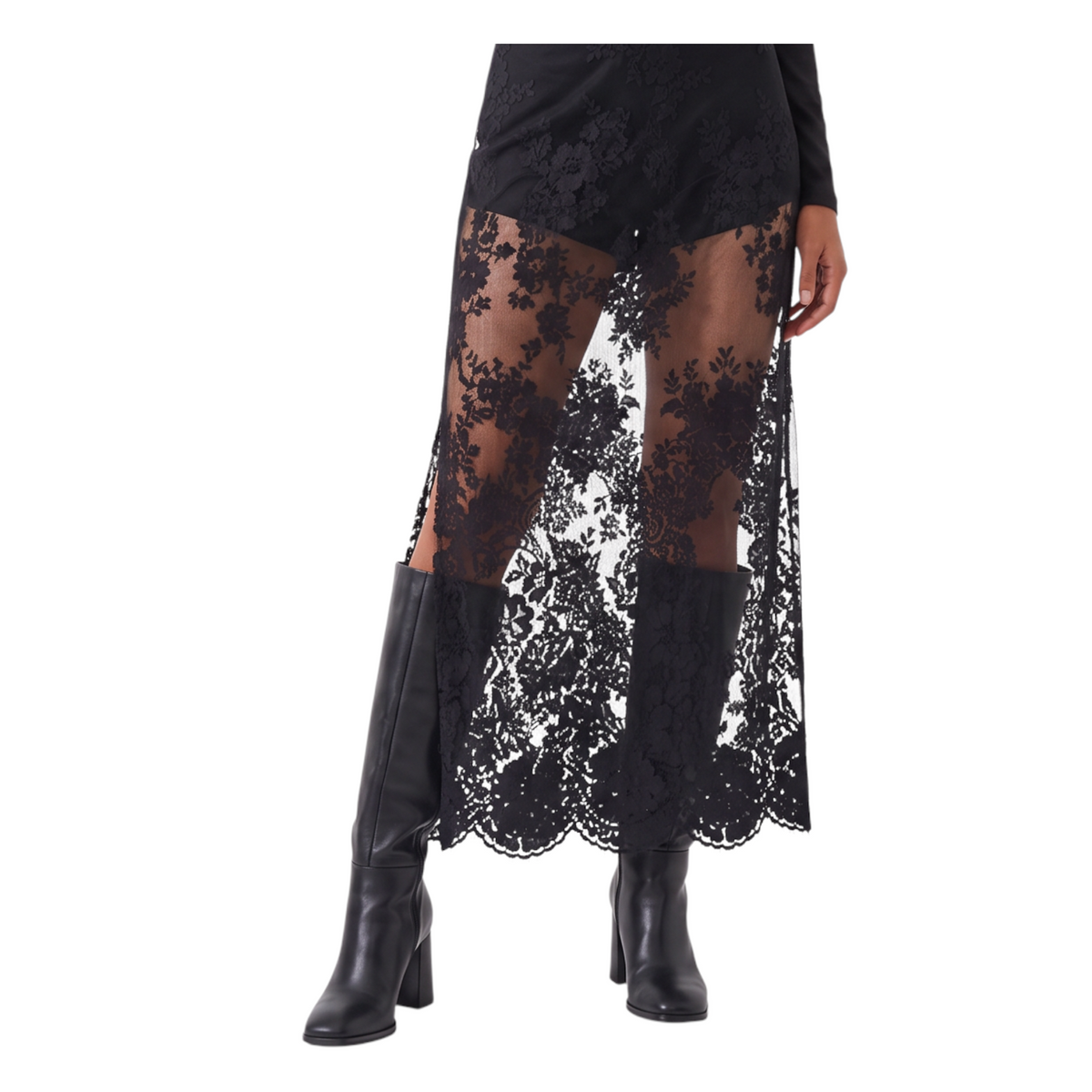 Modella indossa Gonna Nara di Peg Fashion Store, gonna lunga nera in pizzo trasparente con shorts integrati