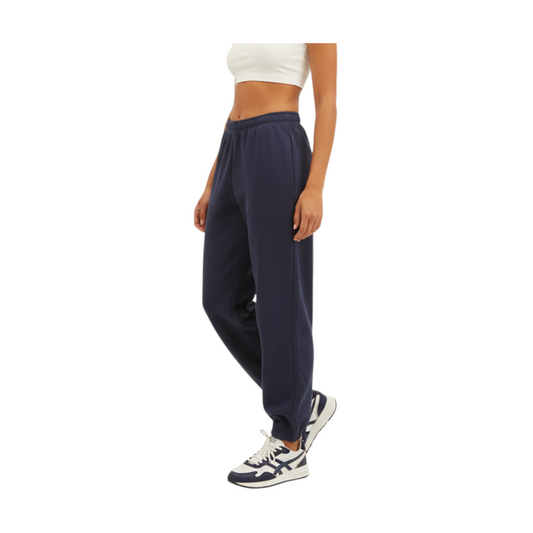 Modella indossa pantaloni jogging blu navy Peg Fashion Store con vita elasticizzata e vestibilità comoda
