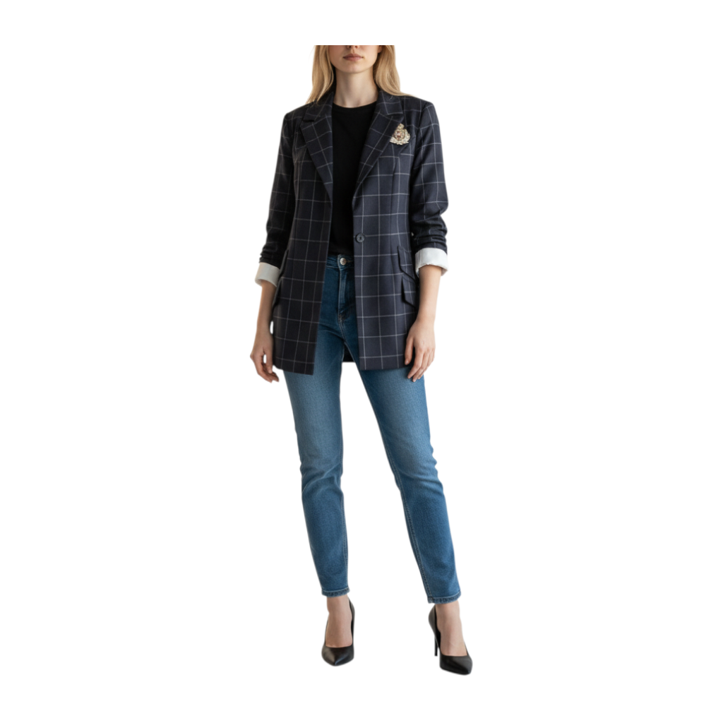Modella indossa blazer a quadri Peg Fashion Store con polsini bianchi a contrasto, jeans blu e tacchi neri
