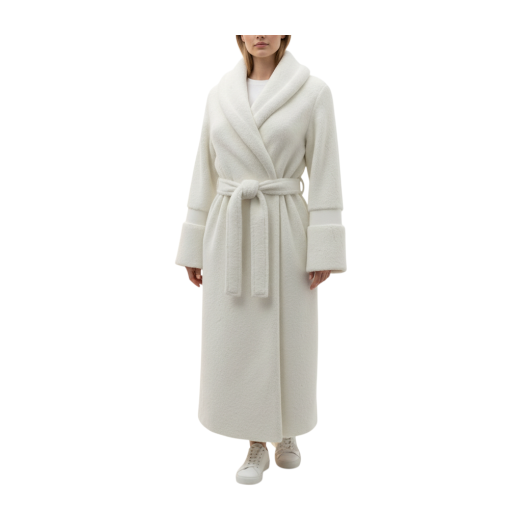 Modella indossa un ecomontone bianco Peg Fashion Store lungo con cintura in vita e collo a scialle in pelliccia