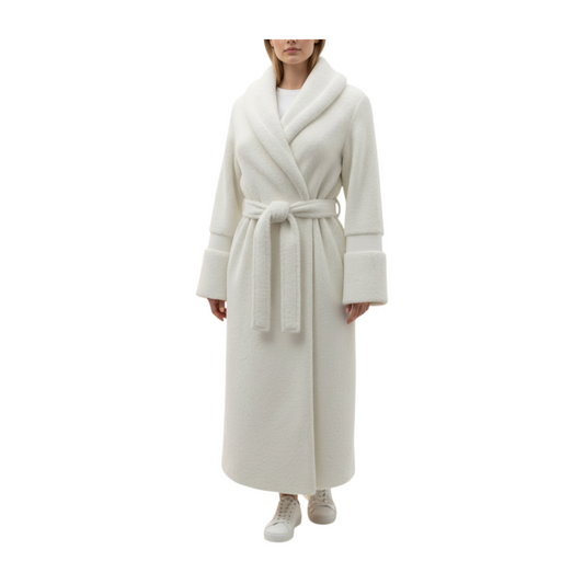 Modella indossa un ecomontone bianco Peg Fashion Store lungo con cintura in vita e collo a scialle in pelliccia