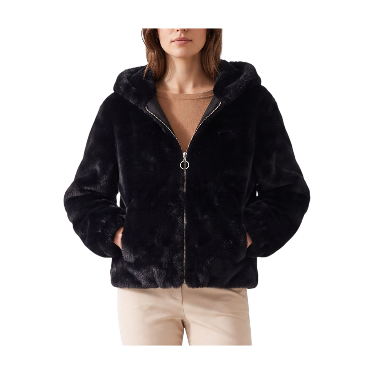 Giacca Peg Fashion Store in ecovisone nero con cappuccio e chiusura a zip frontale indossata da una modella