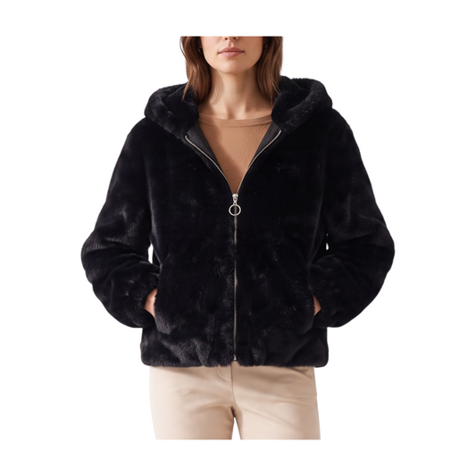 Giacca Peg Fashion Store in ecovisone nero con cappuccio e chiusura a zip frontale indossata da una modella