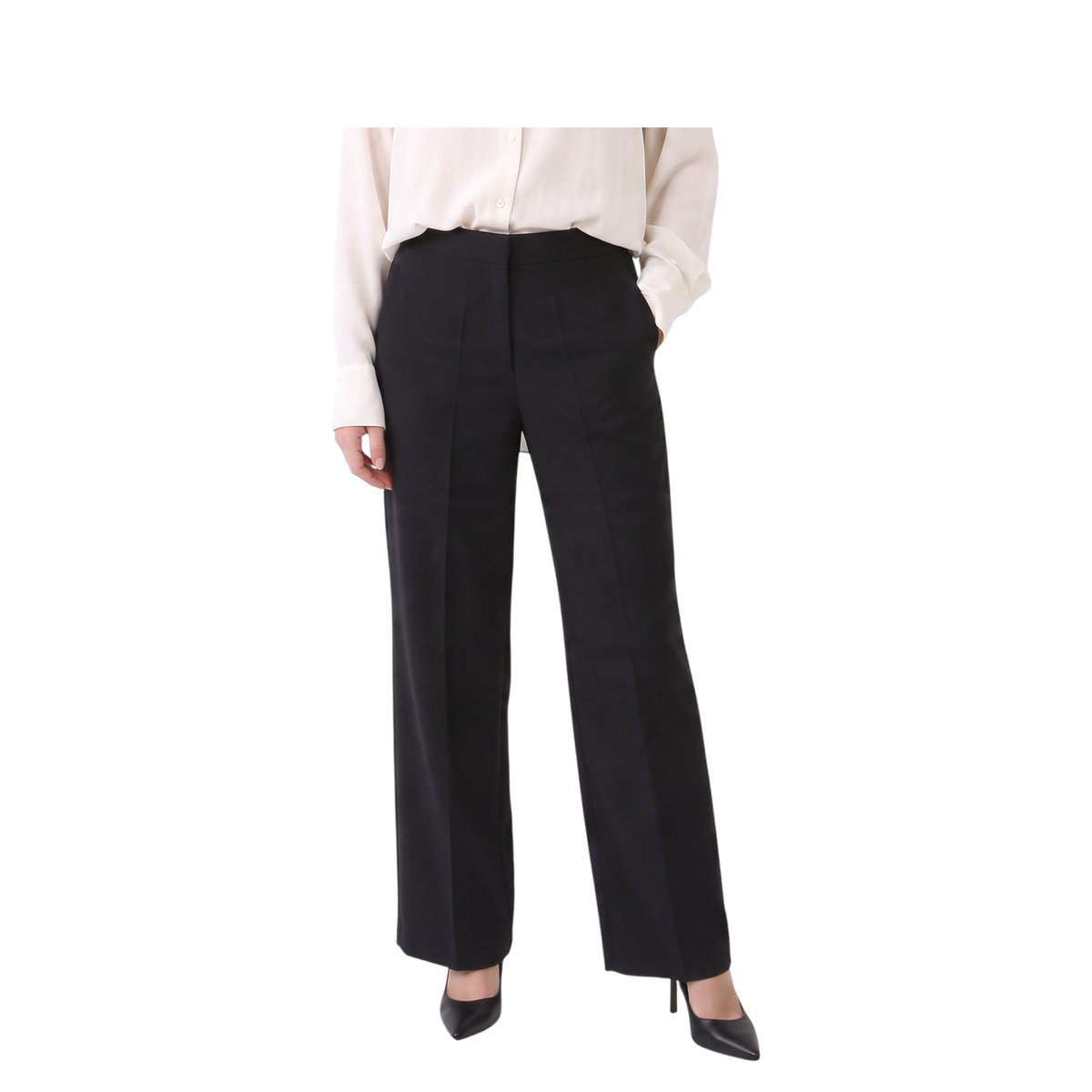 Pantaloni Audrey neri a gamba dritta indossati con camicia chiara, collezione Peg Fashion Store