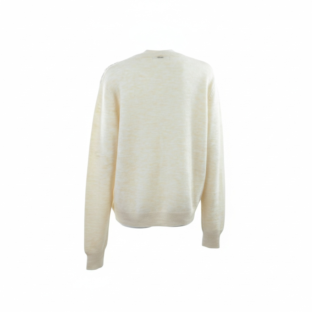 Vista posteriore della maglia Peg Fashion Store color crema con scollo a V e dettagli ricamati sulle spalle
