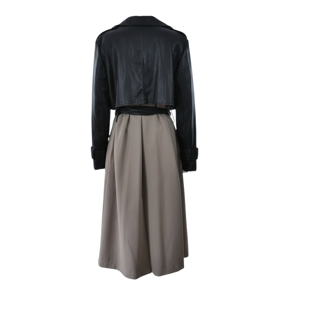 Trench Peg Fashion Store in ecopelle nera con gonna beige a pieghe, vista posteriore