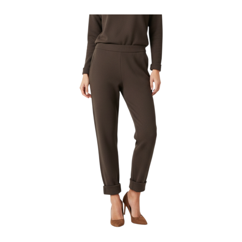 Modella indossa un completo Peg Fashion Store marrone con pantalone dritto spigato e maglia a maniche lunghe